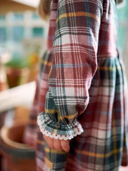 Flanelowa sukienka w kratkę z koronkowymi detalami