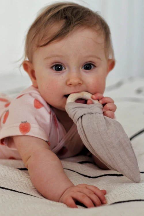 Muślinowe uszka z drewnianym gryzakiem